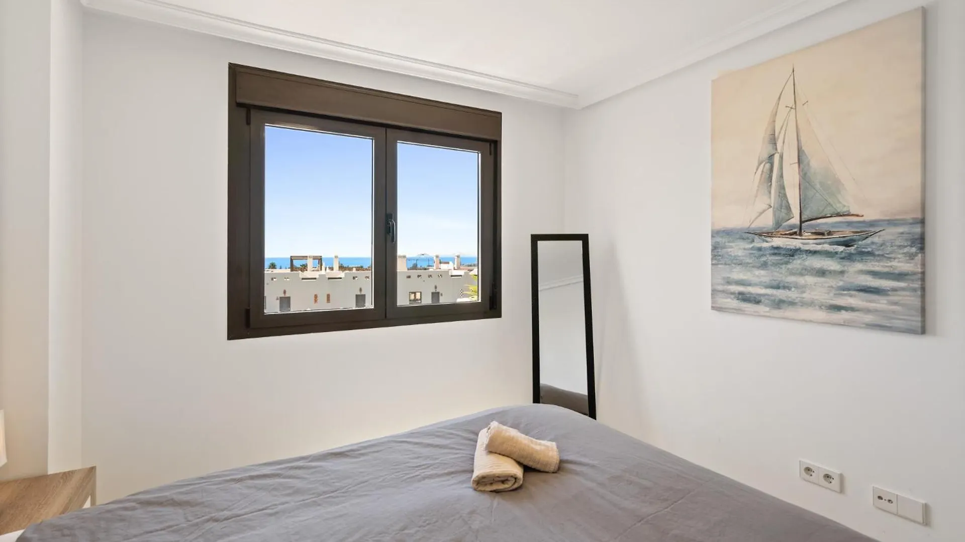 דירות אסטפונה Geweldig Penthouse Met Ruim Terras En Zeezicht - Prive Jacuzzi 0*,  ספרד