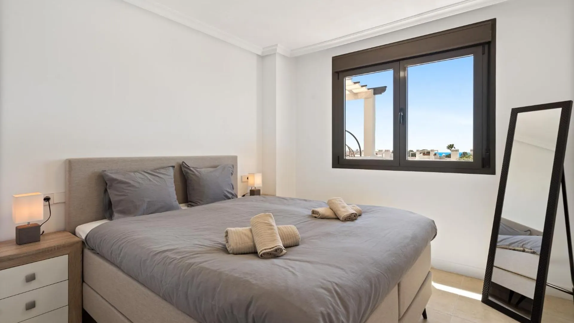 דירות אסטפונה Geweldig Penthouse Met Ruim Terras En Zeezicht - Prive Jacuzzi