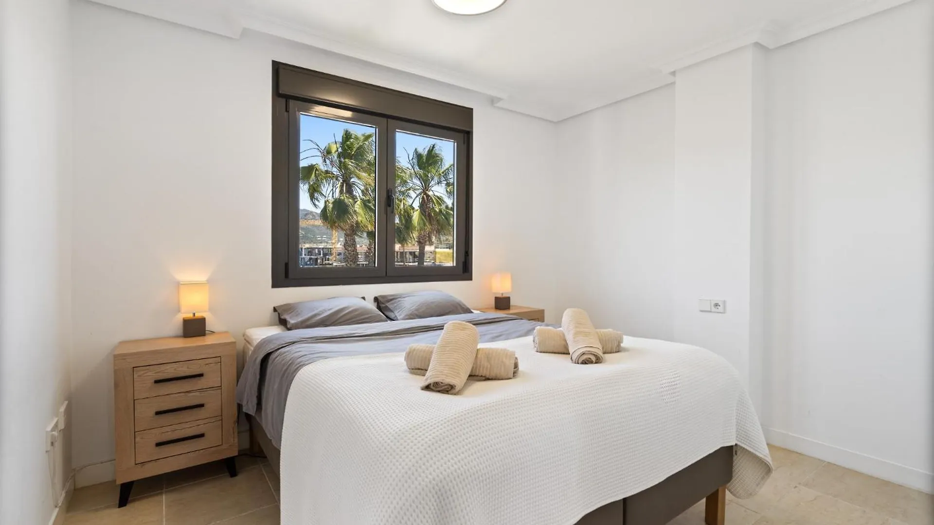 דירות אסטפונה Geweldig Penthouse Met Ruim Terras En Zeezicht - Prive Jacuzzi 0*,