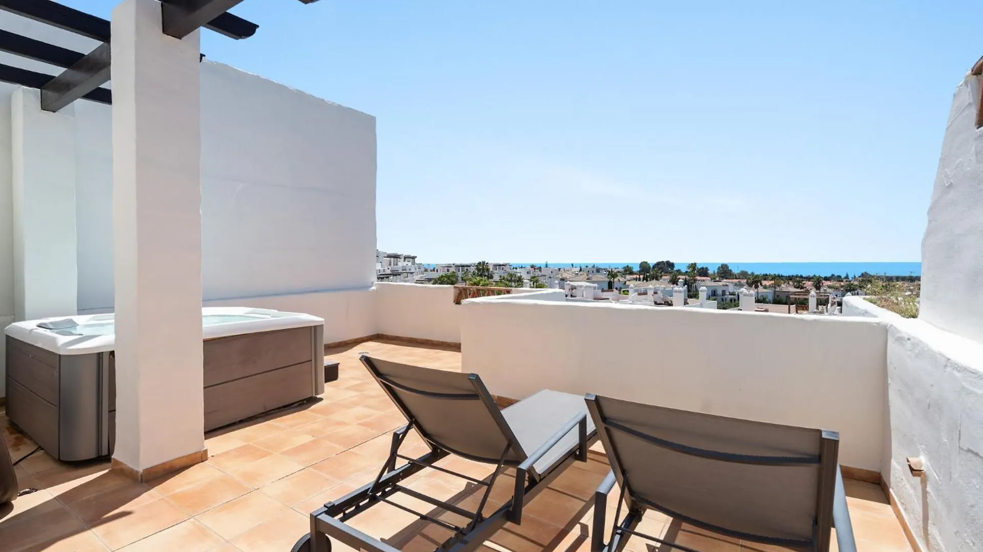 דירות אסטפונה Geweldig Penthouse Met Ruim Terras En Zeezicht - Prive Jacuzzi